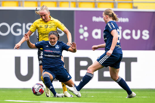 Elfsborgs Stina jensen och Älvsjös Fanny Wahlin