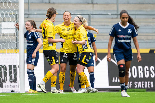 Elfsborgs Alice Broman jublar med Ellen Nilsson och Fanny