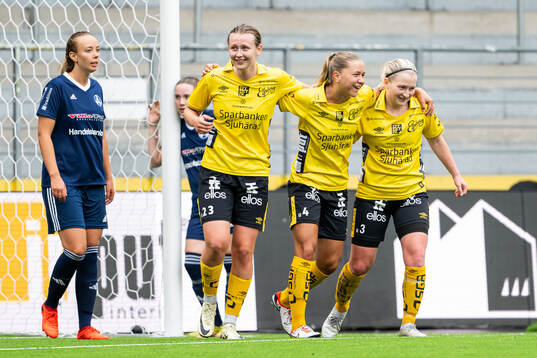 Elfsborgs Alice Broman jublar med Ellen Nilsson och Fanny