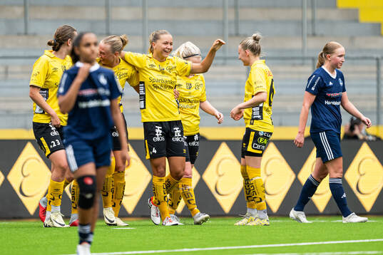 Elfsborgs Alice Broman jublar med lagkamrater