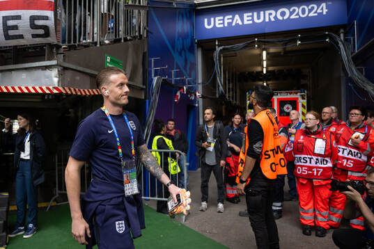 Goalkeeper Jordan Pickford of England arrives