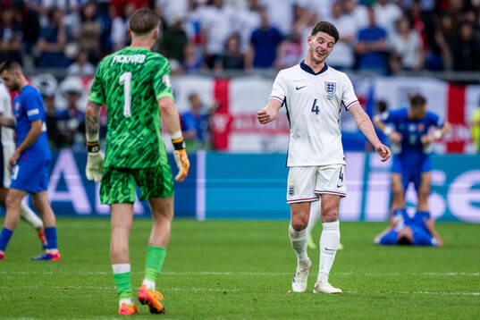 Goalkeeper Jordan Pickford and Declan Rice of England look