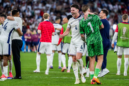 Declan Rice and goalkeeper Jordan Pickford of England