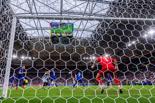 Jude Bellingham of England scores 1-1
