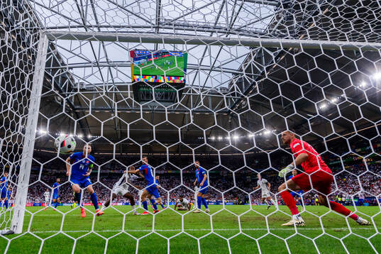 Jude Bellingham of England scores 1-1