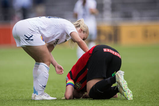 Djurgårdens Tove Almqvist och Brommapojkarnas Elsa Karlsson