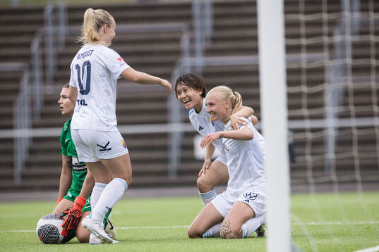 Djurgårdens Stinalisa Johansson jublar med Shinomi Koyama