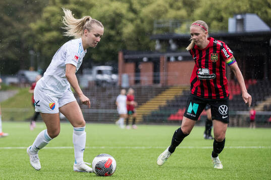 Djurgårdens Tove Almqvist och Brommapojkarnas Elsa Karlsson