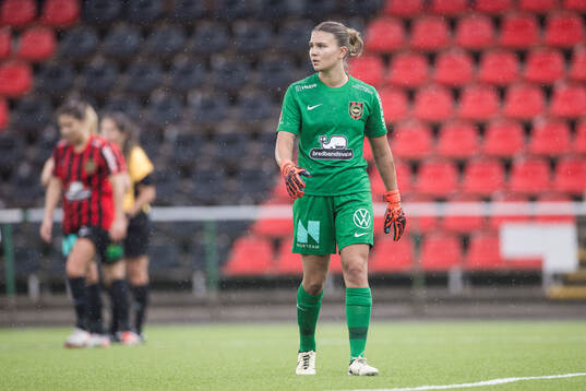 Brommapojkarnas målvakt Anna Aurora Koivunen deppar