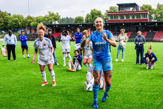 Djurgårdens målvakt Katelin Talbert jublar med lagkamrater