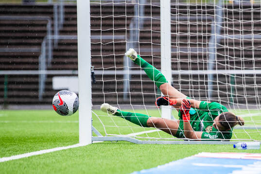 Brommapojkarnas målvakt Anna Aurora Koivunen med en