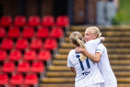 Djurgårdens Stinalisa Johansson (h) jublar med Therese