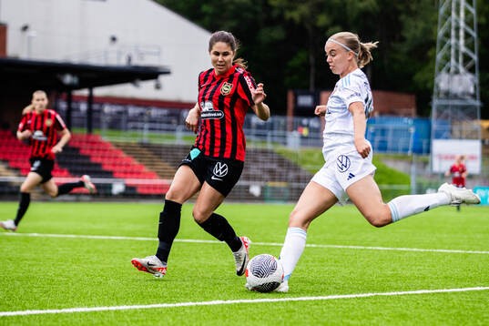 Brommapojkarnas Julia Olsson och Djurgårdens Elin Westlund