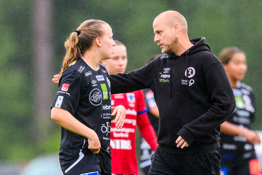 KIF Örebros Inka Sarjanoja och tränare Rickard Johansson