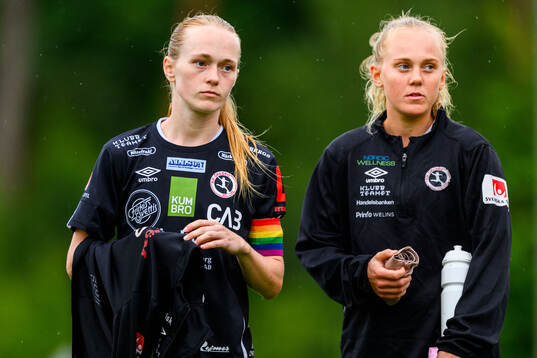 KIF Örebros Minea Lassas och Molly Johansson deppar
