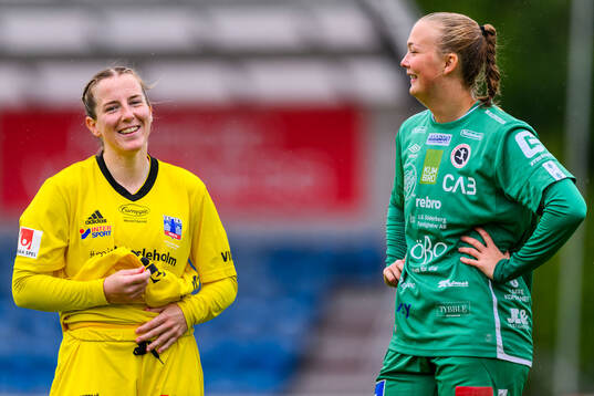 Vittsjös målvakt Elin Vaughan och KIF Örebros målvakt