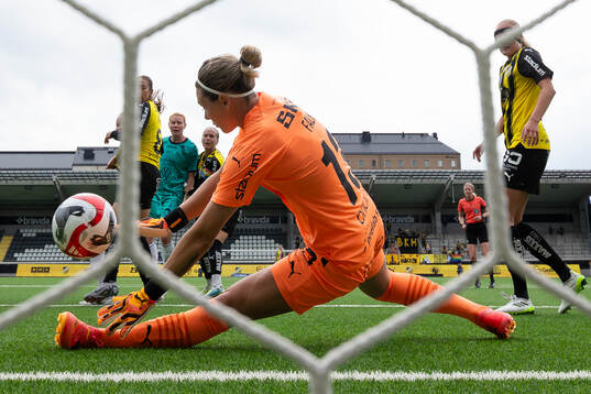 Häckens målvakt Jennifer Falk med en räddning