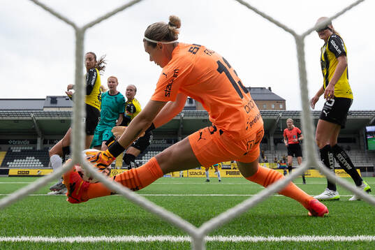 Häckens målvakt Jennifer Falk med en räddning