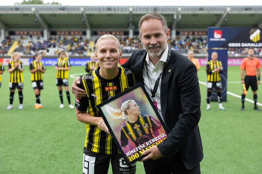 Häckens Josefine Rybrink uppvaktas för sina 100 matcher i