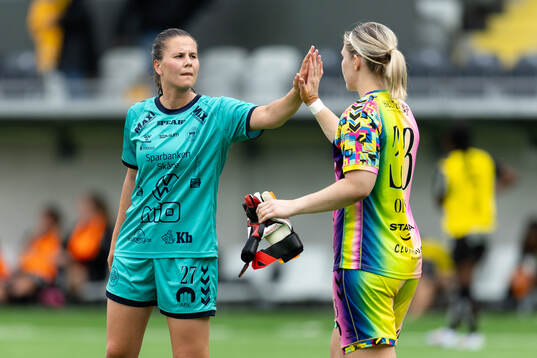 Kristianstads Josefin Harrysson och målvakt Moa Olsson