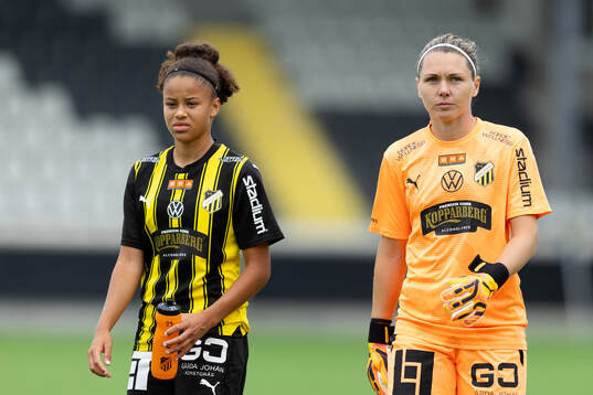 Häckens Felicia Schröder och målvakt Jennifer Falk