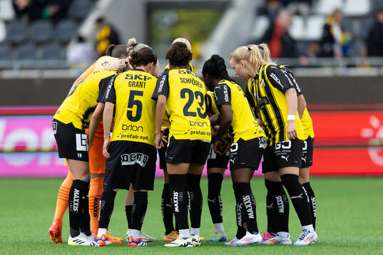 Häckens spelare samlade innan fotbollsmatchen i