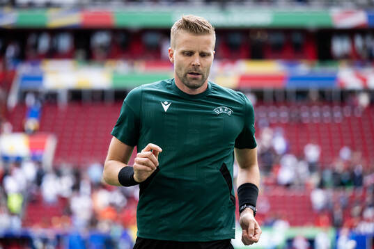 Referee Glenn Nyberg