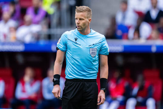 Referee Glenn Nyberg