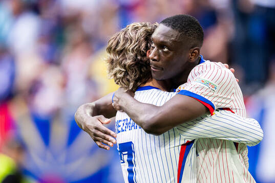Antoine Griezmann and Randal Kolo Muani of France celebrate