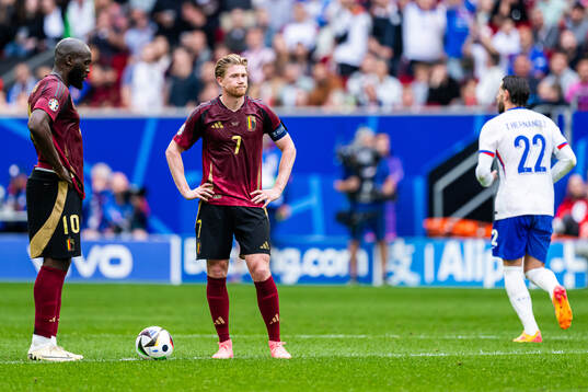 Romelu Lukaku and Kevin De Bruyne of Belgium look dejected