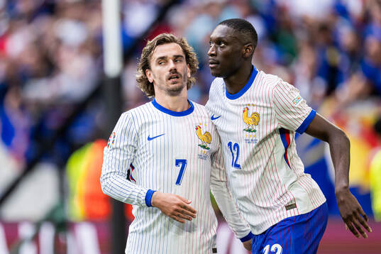 Antoine Griezmann and Randal Kolo Muani of France celebrate