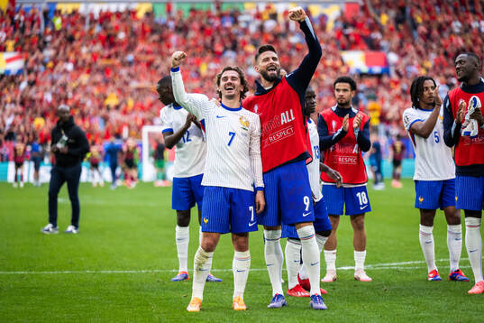 Antoine Griezmann and Olivier Giroud of France celebrate
