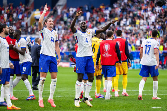 Adrien Rabiot and Dayot Upamecano of France celebrate