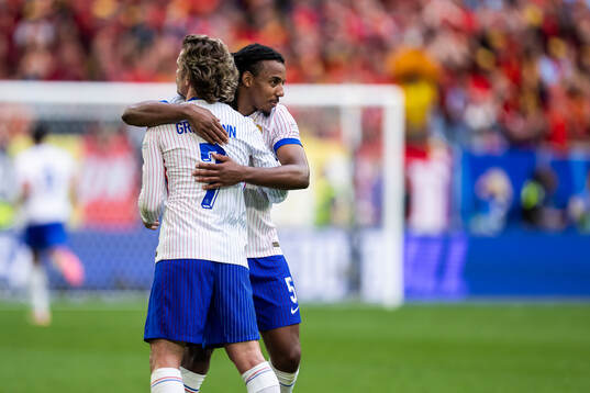 Antoine Griezmann and Jules Koundé of France celebrate