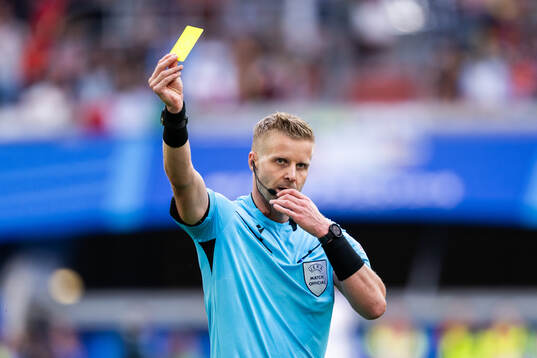 Referee Glenn Nyberg