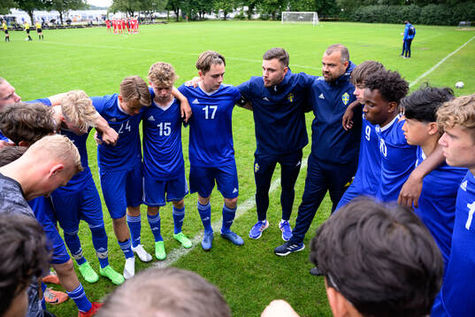 Spelare och ledare i lag 6 samlas