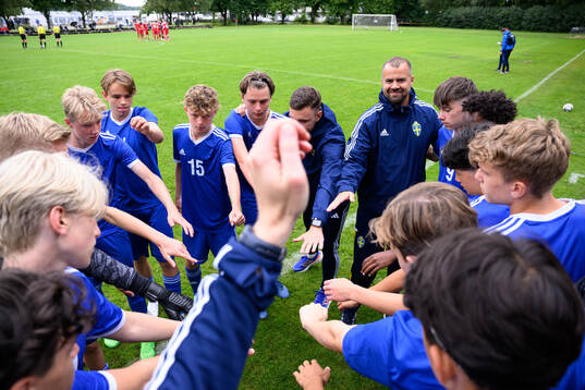 Spelare och ledare i lag 6 samlas