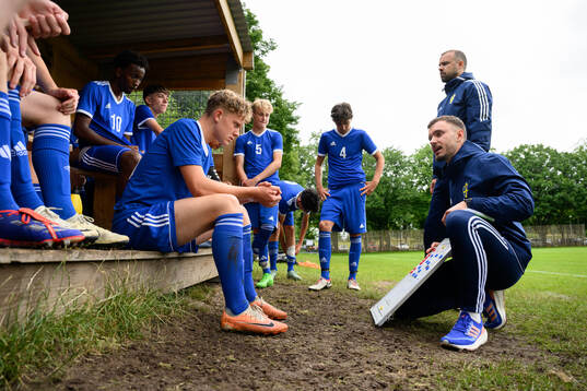 Spelare och ledare i lag 6 samlas