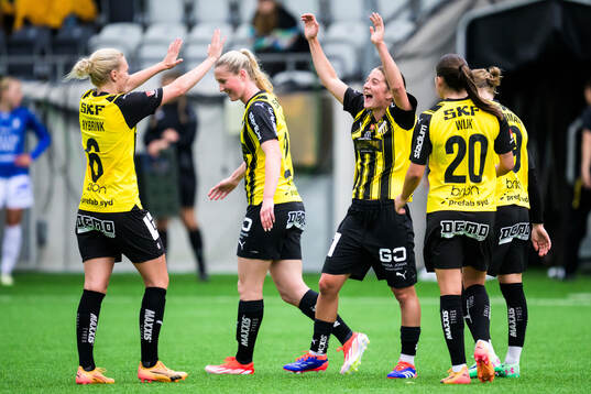 Häckens Ruby Grant jublar med lagkamrater