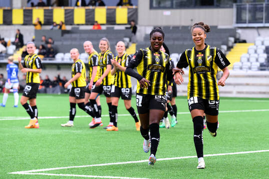 Häckens Monica Jusu Bah och Felicia Schröder jublar