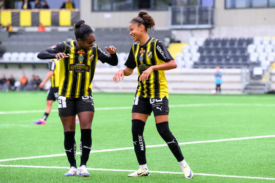 Häckens Monica Jusu Bah och Felicia Schröder jublar