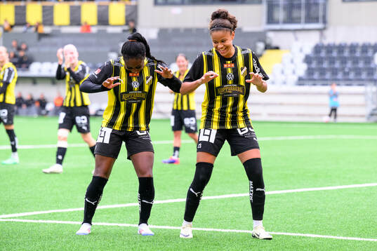 Häckens Monica Jusu Bah och Felicia Schröder jublar