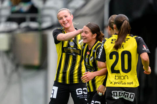 Häckens Alexandra Larsson och Ruby Grant jublar