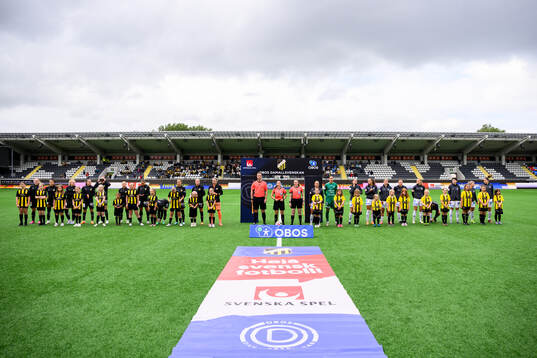 Lagen vid lineup innan fotbollsmatchen i Damallsvenskan