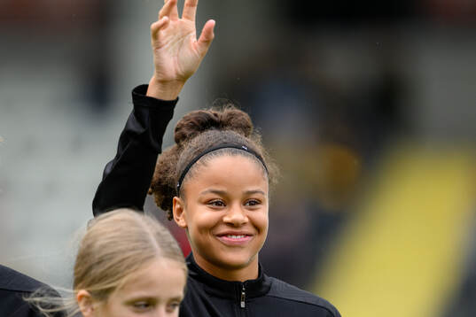Häckens Felicia Schröder vid lineup innan fotbollsmatchen