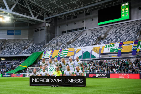 Hammarbys spelare håller upp en tröja tillägnad Klara