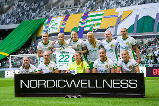 Hammarbys spelare håller upp en tröja tillägnad Klara
