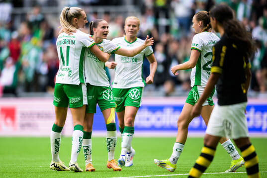 Hammarbys Smilla Vallotto och Ellen Wangerheim jublar