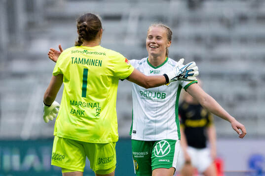 Hammarbys målvakt Anna Tamminen och Julie Blakstad jublar