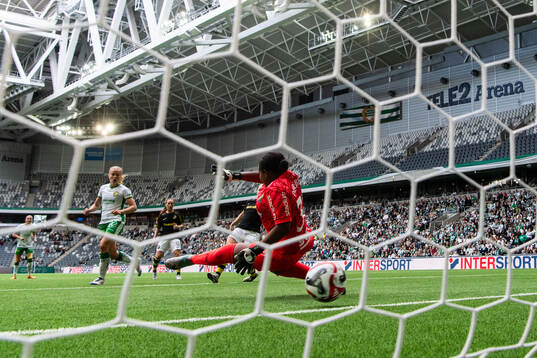 Hammarbys Julie Blakstad gör 3-0 bakom AIKs målvakt
